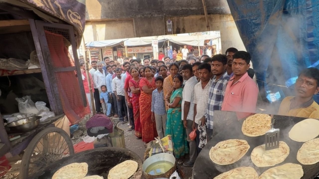 Crazy Indian Street Breakfast | Desi Man Making Tawa Paratha on the Roadside