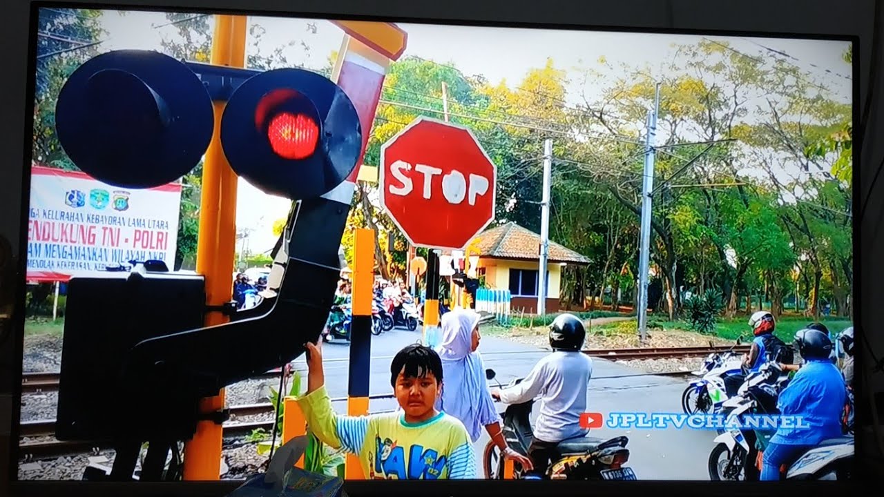 Super UNIK Palang Pintu BARU Buatan Bocah LUCU Perlintasan Kereta Api KRL Tanah Kusir