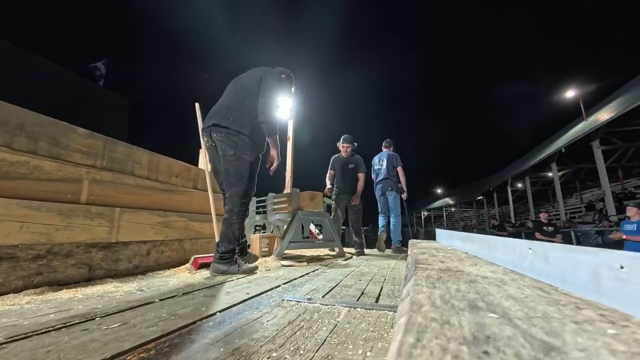Шоу Ayer's Cliff Drag N Show 2025: соревнования лесорубов / соревнования по распиловке древесины.