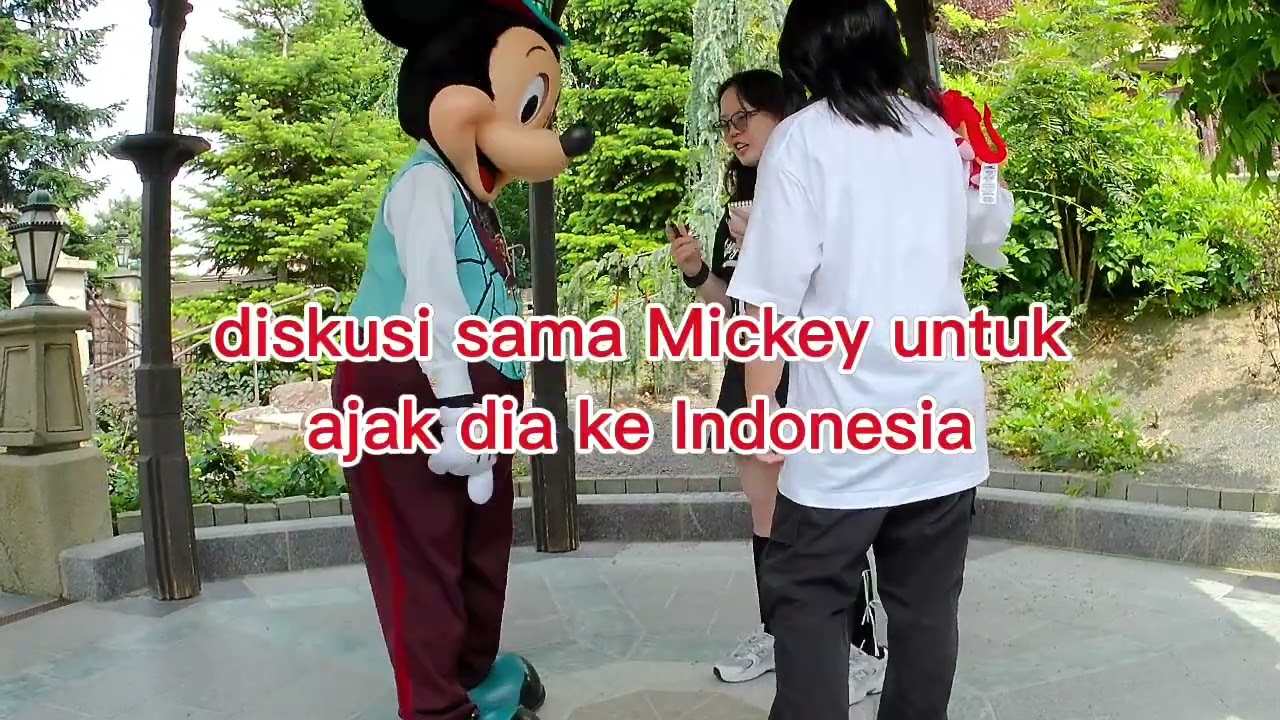 kena prank oleh MICKEY MOUSE !!! Dia memang iseng banget deh...tapi lucu dan gemesin loh !#tripkotij