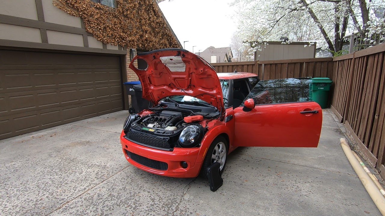 Этот Mini выбрасывает белый дым, когда перегревается. Спасательная служба на дороге.