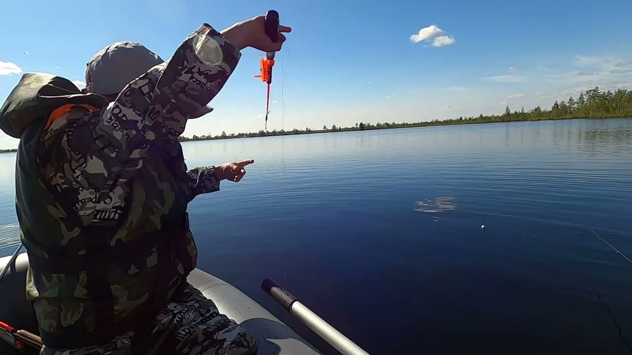 ОКУНЬ ЗДЕСЬ НЕ БАЛОВАНЫЙ, БЕРЁТ ВСЁ НА ПОПЛАВОК И ЗИМНЮЮ БЛЕСНУ)! РЫБАЛКА В ОКУНЁВЫЙ ДЕНЬ С ЛОДКИ!