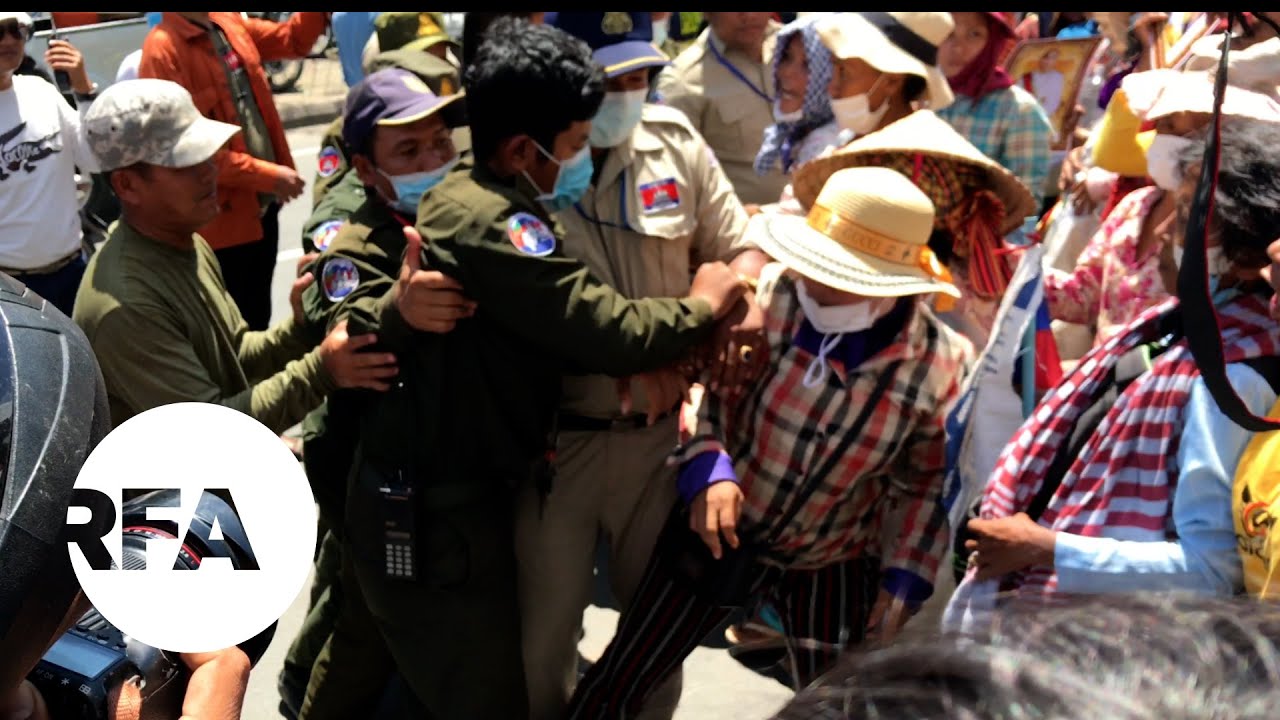 Police Scuffle with Land Protesters in Phnom Penh