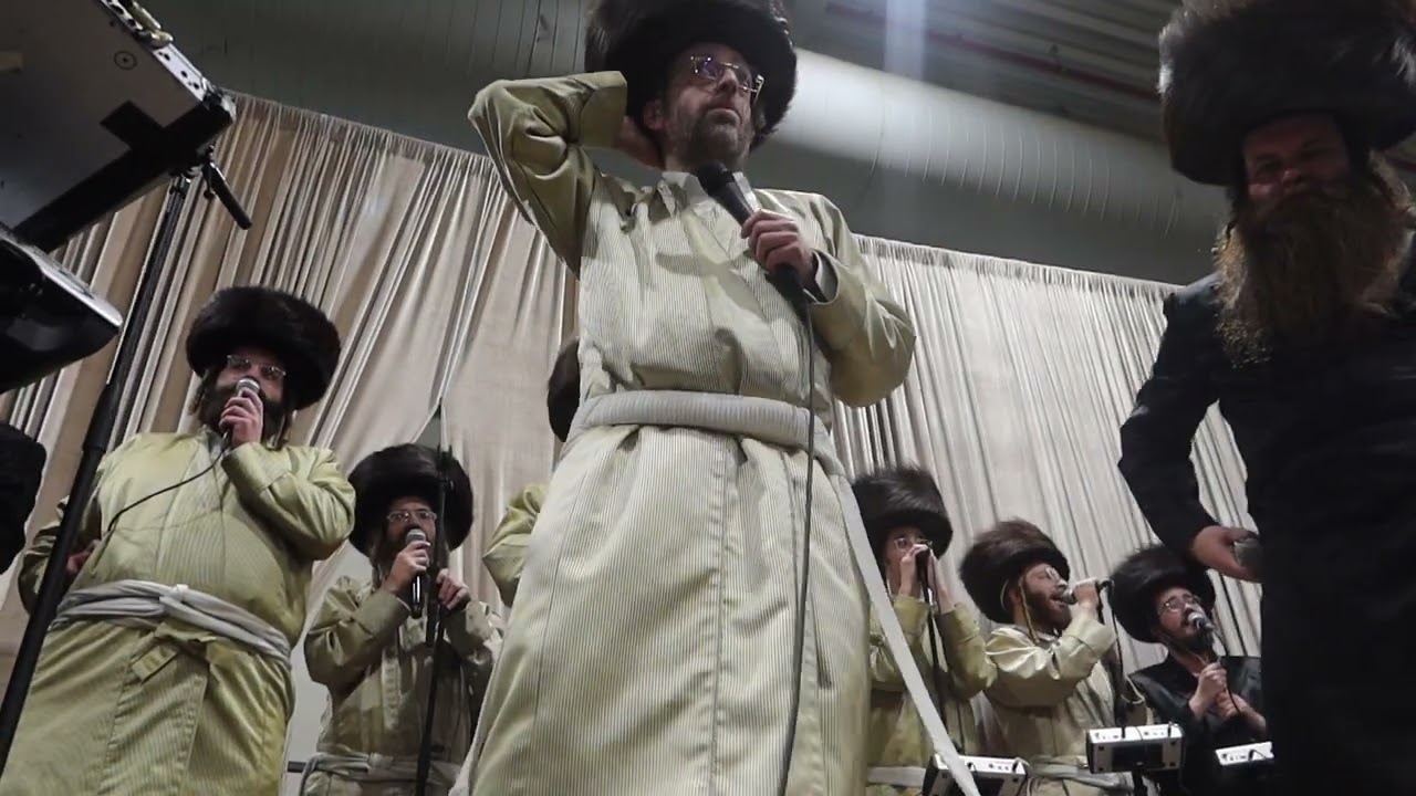 מרטיט כל לב: אהרל'ה סאמט שר בדבקות עילאית בחתונת נכד רבו • תולדות אברהם יצחק-קרעטשניף