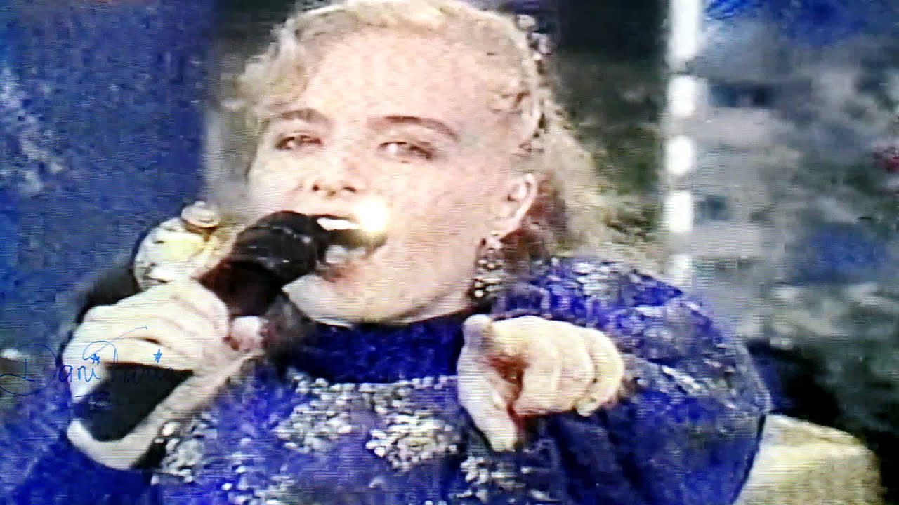 ANGÉLICA CANTANDO NO SEU ANIVERSÁRIO DE 17 ANOS