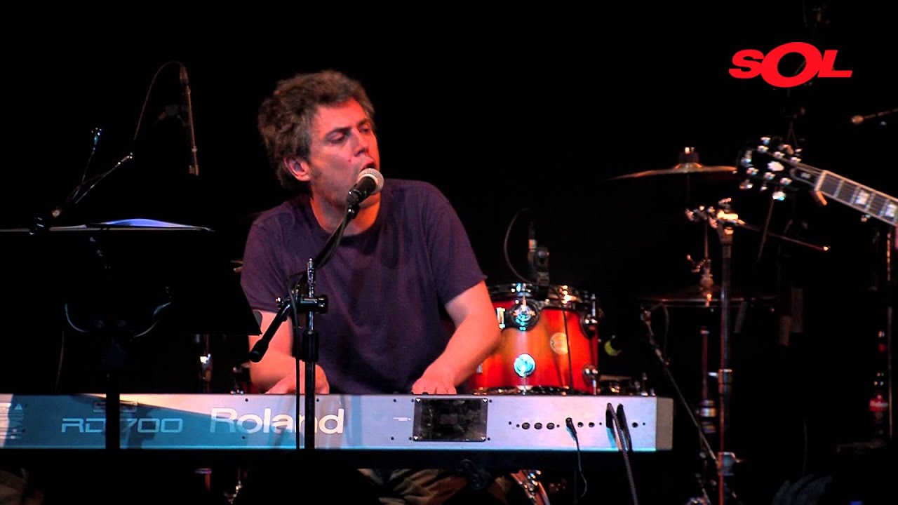 Iván Ferreiro versionando a Love of Lesbian 