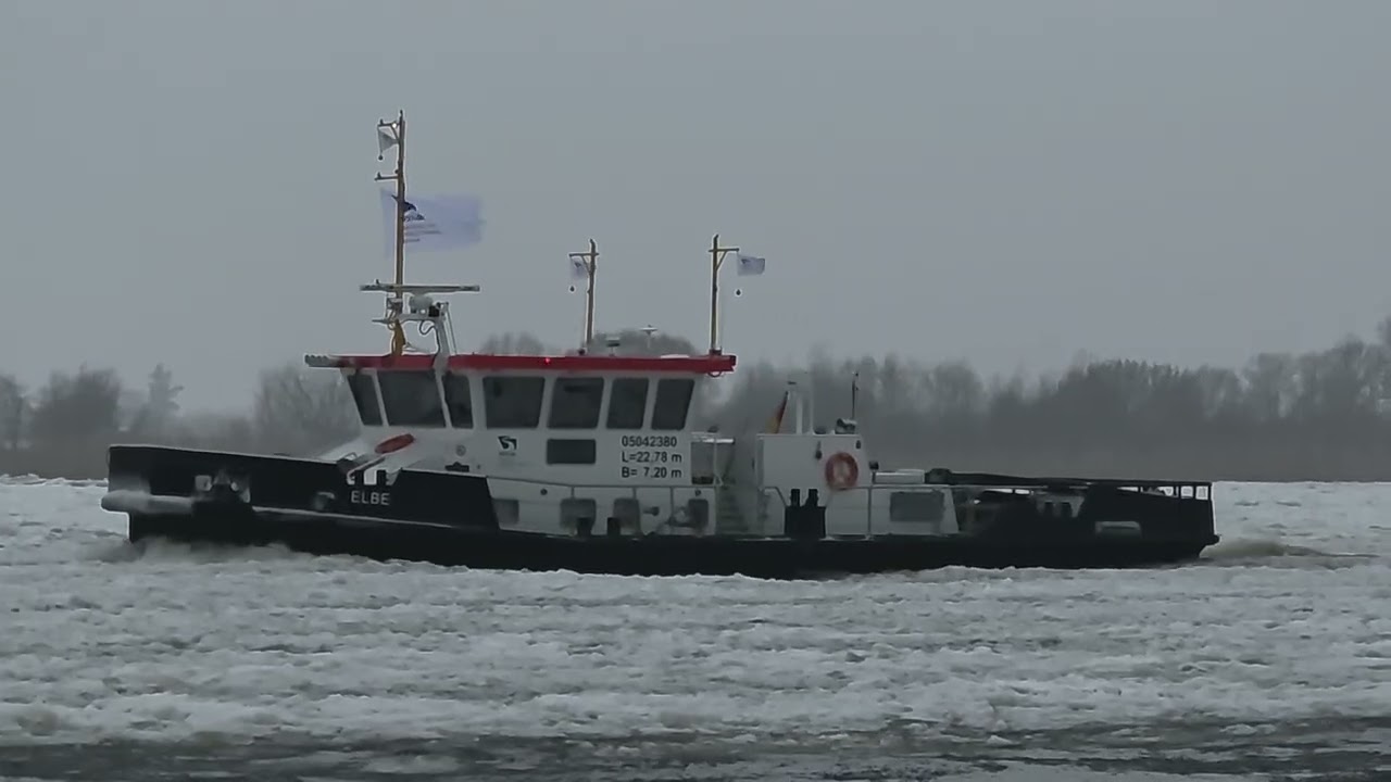 Eisbrecherflotte auf der Elbe bei Geesthacht