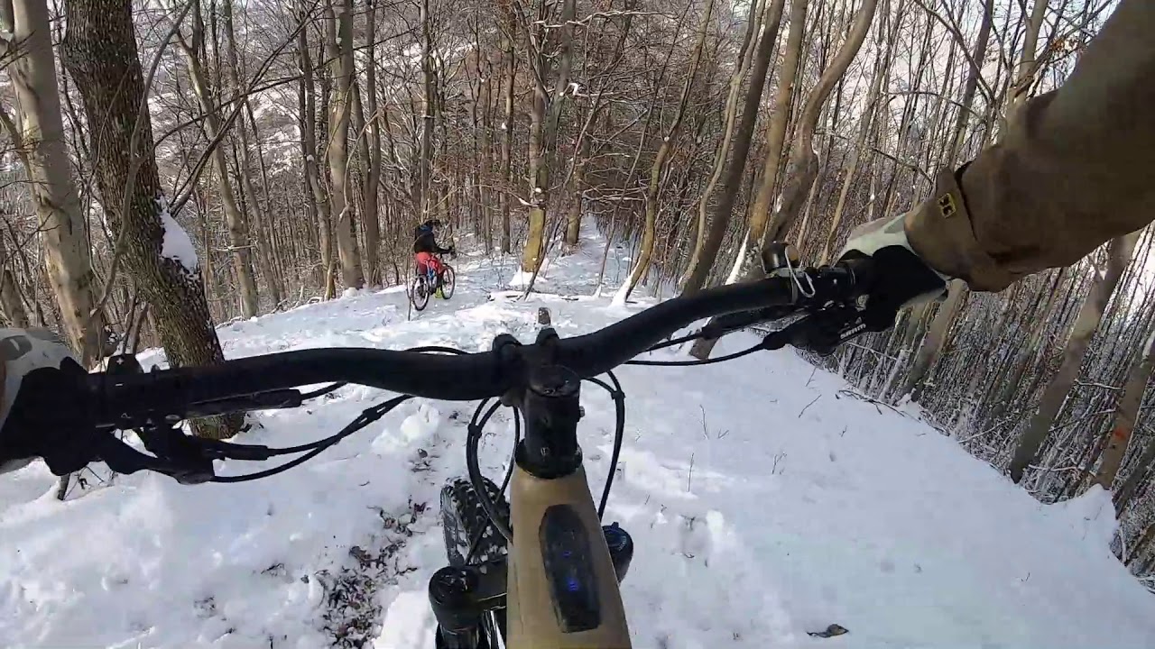 HEI ZEN ! Mit E-Bikes im Schnee unterwegs || Schneebedeckte Singletrails.