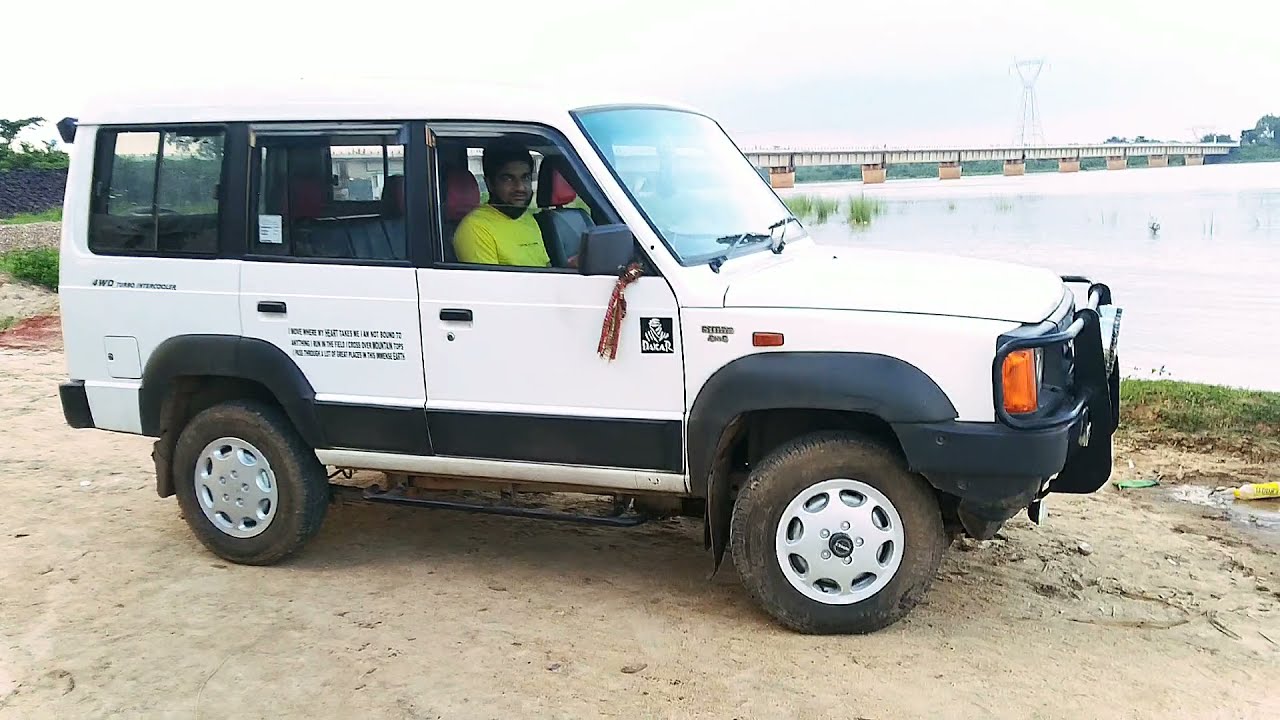 Sumo 4X4 running into Riverside sand dunes | Veh&iacute;culo todo terreno cuatro por cuatro | Внедорожный