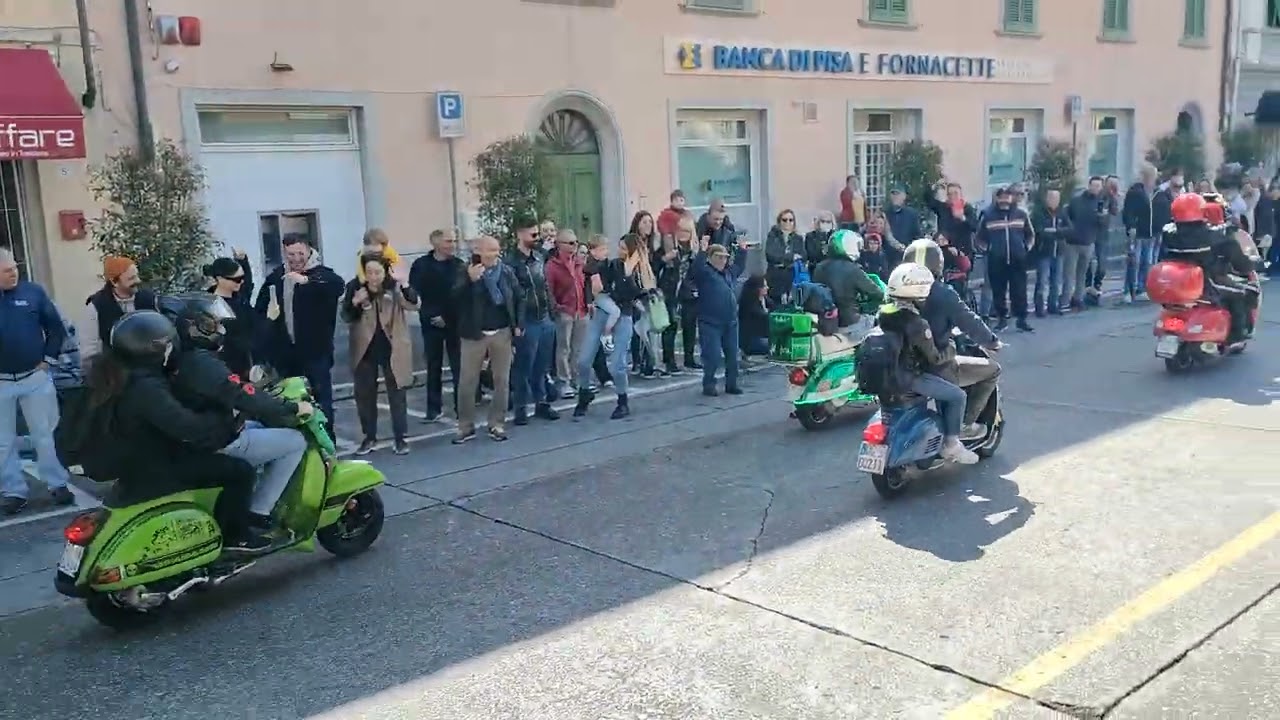 Vespa world days Pontedera 20/04/2024 Parata Piazza Martiri della Libertà (Piazzone)