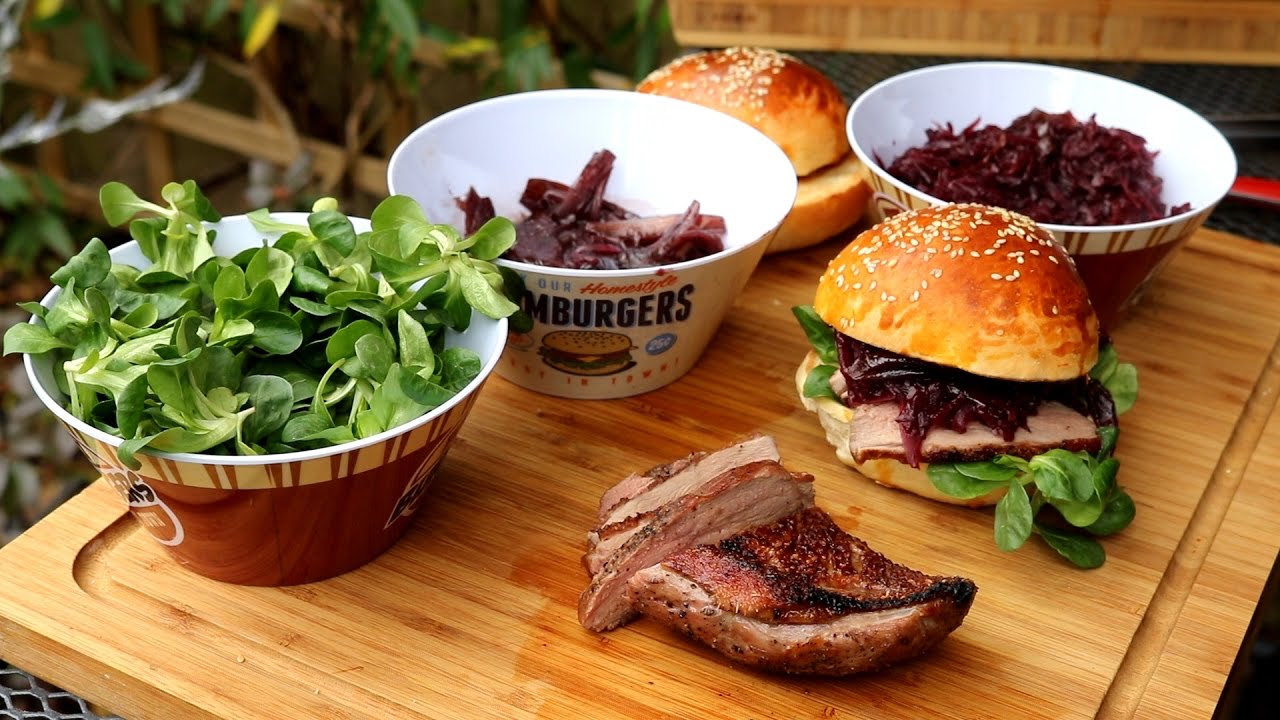 Entenbrust-Burger mit Rotweinzwiebeln und Blaukraut