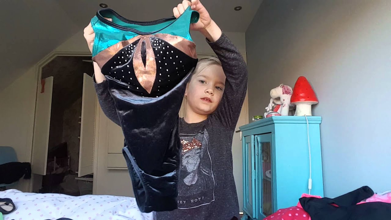 Juno laat turnpakjes zien