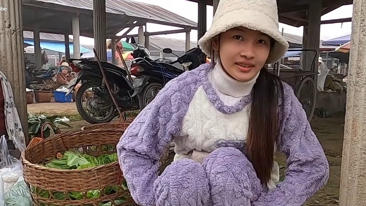สาวขายผักสดที่ตลาดกาดเต่าเชียงตุง Kegntung local cute girl in the market. သၢဝ်ၶႆၢၽၵ်းၵၢတ်ႇၵဵင်းတုင်