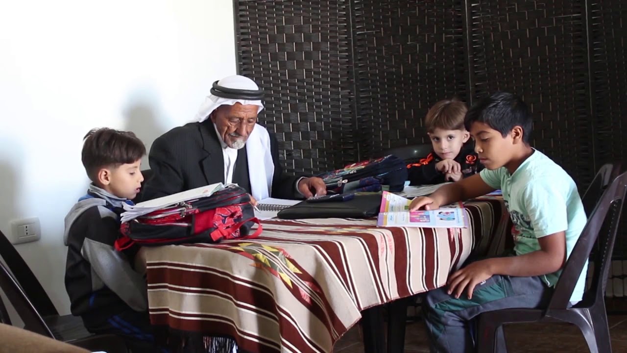 الحاج جمال القرالة يعود لمقاعد الدراسة في عمر 67 سنة