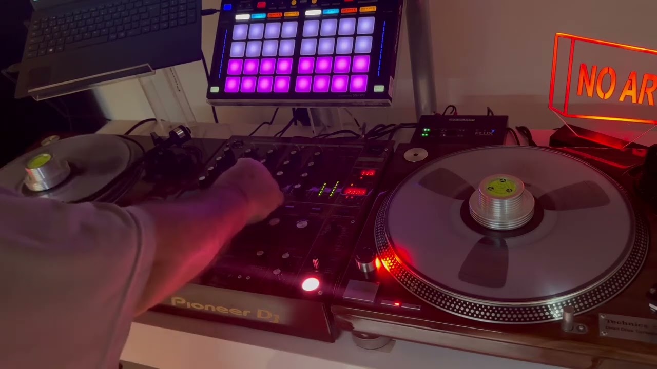 Par de toca discos e mixer DJM600 Rotary - by Gallese