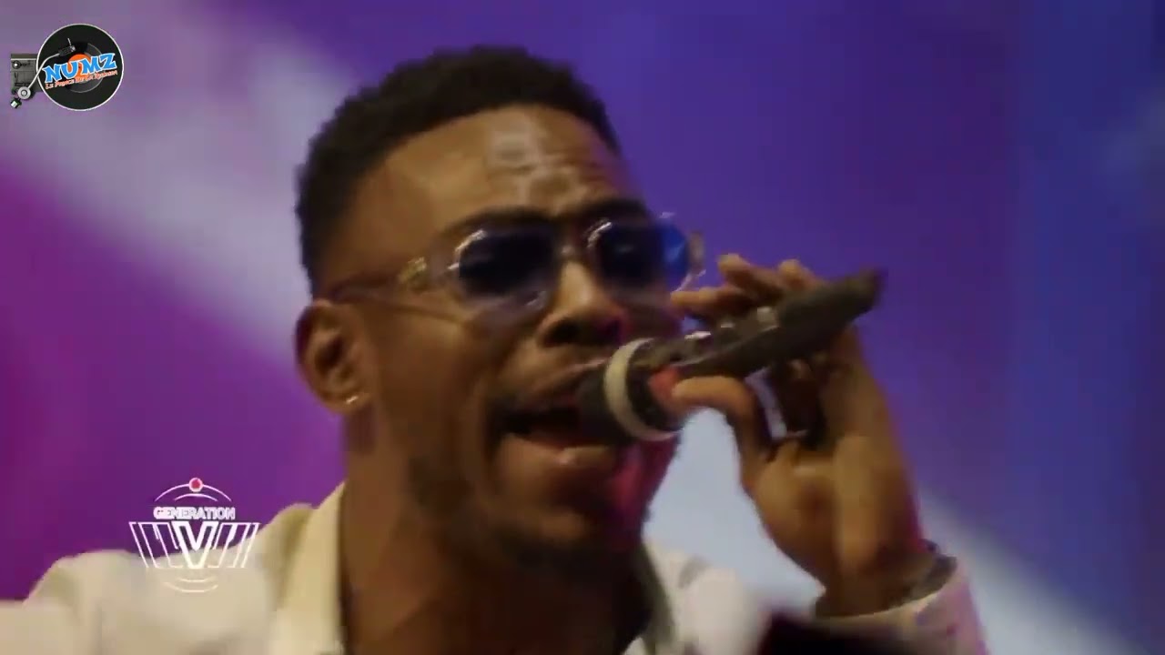 Prince Babia impress Koffi Olomide as he performs Tabu Ley's song Congo avenir.
