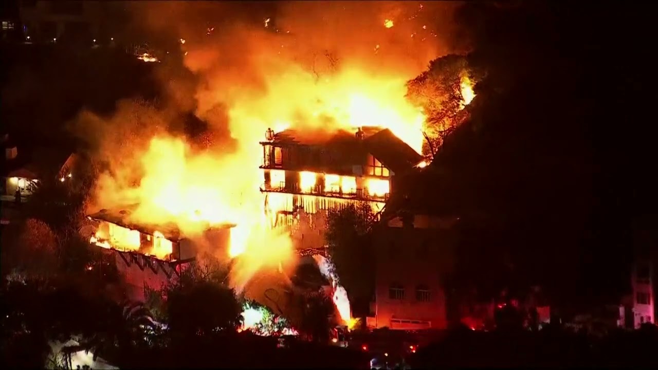 Los Angeles: Hollywood Hills Studio City fire aerials