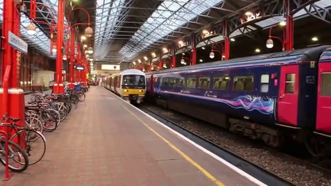 Chiltern Railways Class 165 departing London Marylebone