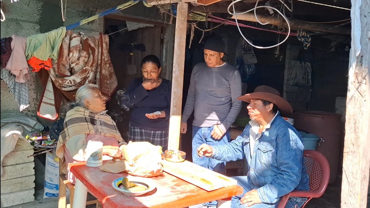 Para almorzar  unos chicharrones  y chiles en vinagre y platicando  con la raza