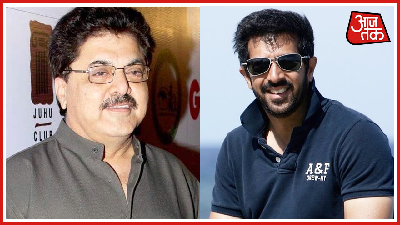 Bollywood Director Kabir Khan Heckled, Shown Black Flags In Karachi