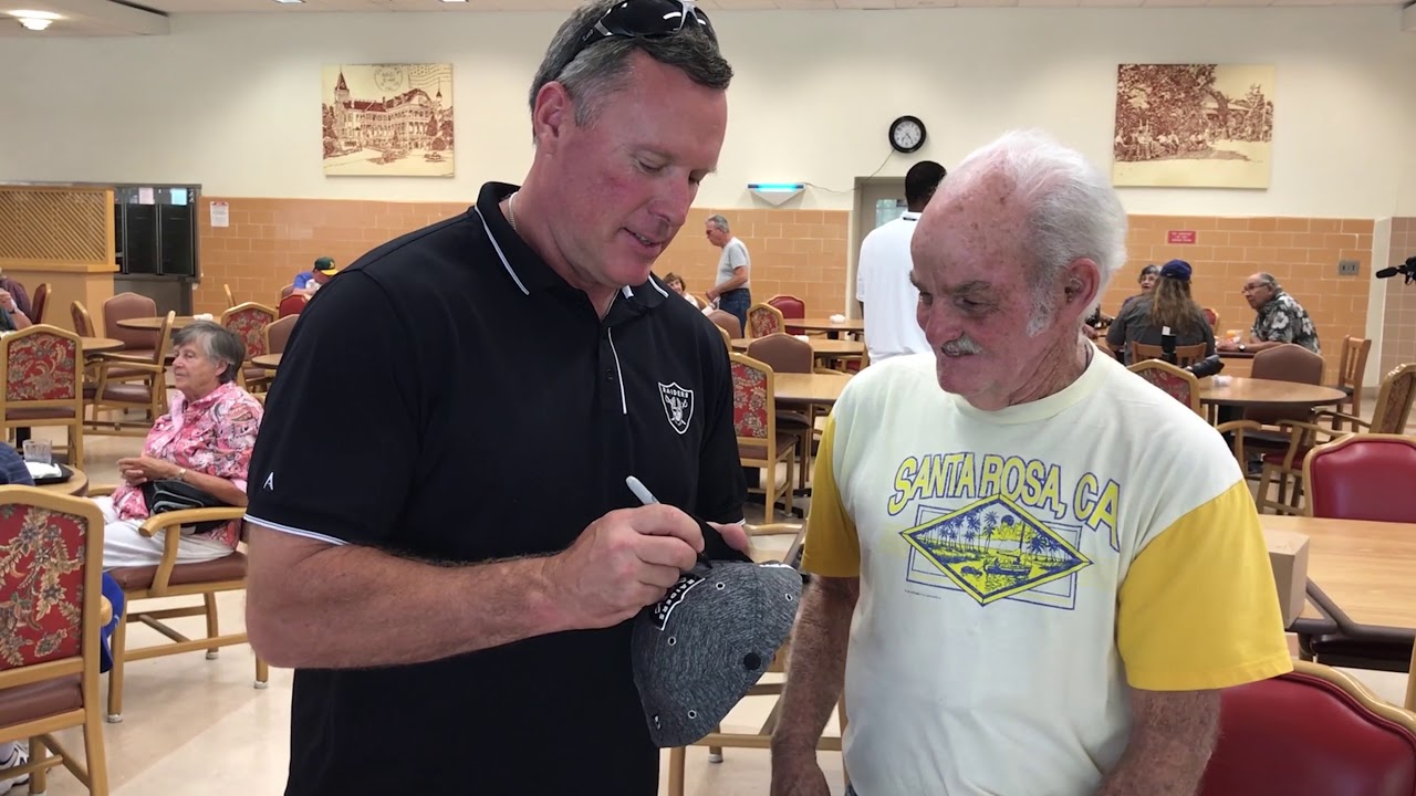 Raiders alumni visit residents at California Veterans Home in Yountville