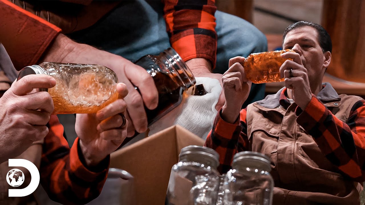 Añejan licor de centeno con madera | Clandestinos: El Maestro Destilador | Discovery Latinoamérica