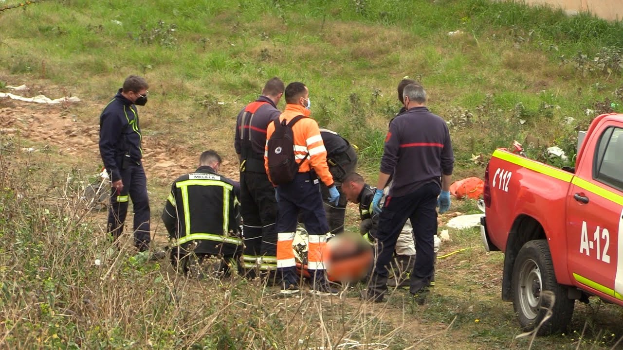 Cuatro horas duraron las labores de rescate del inmigrante atrapado en un sumidero de Melilla