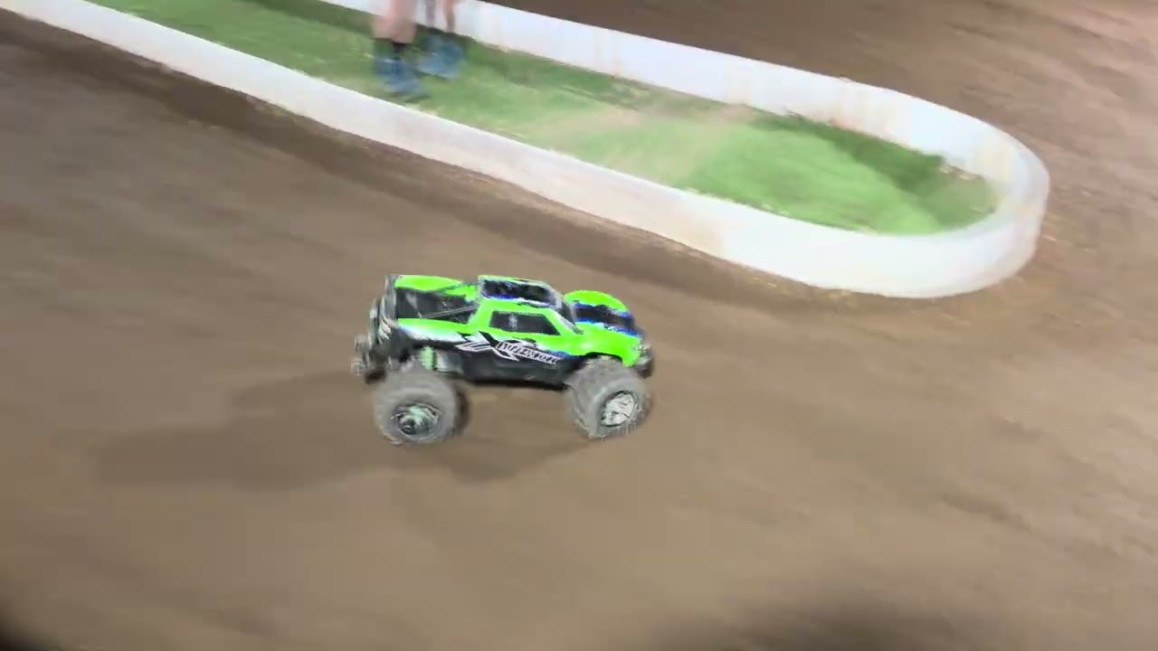 Xmaxx ripping outdoor dirt oval 