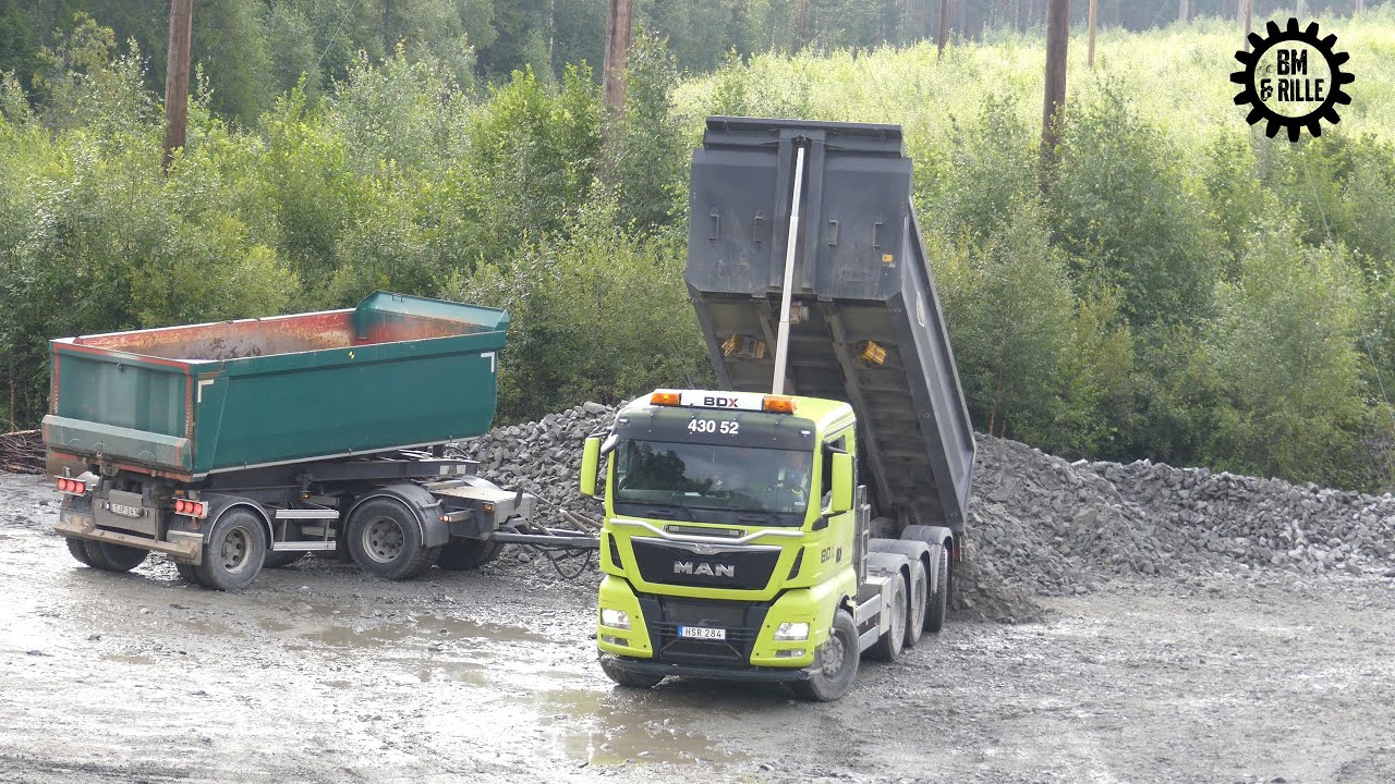 MAN TGX 8x4 gravel truck with Nor-slep Trio trailer