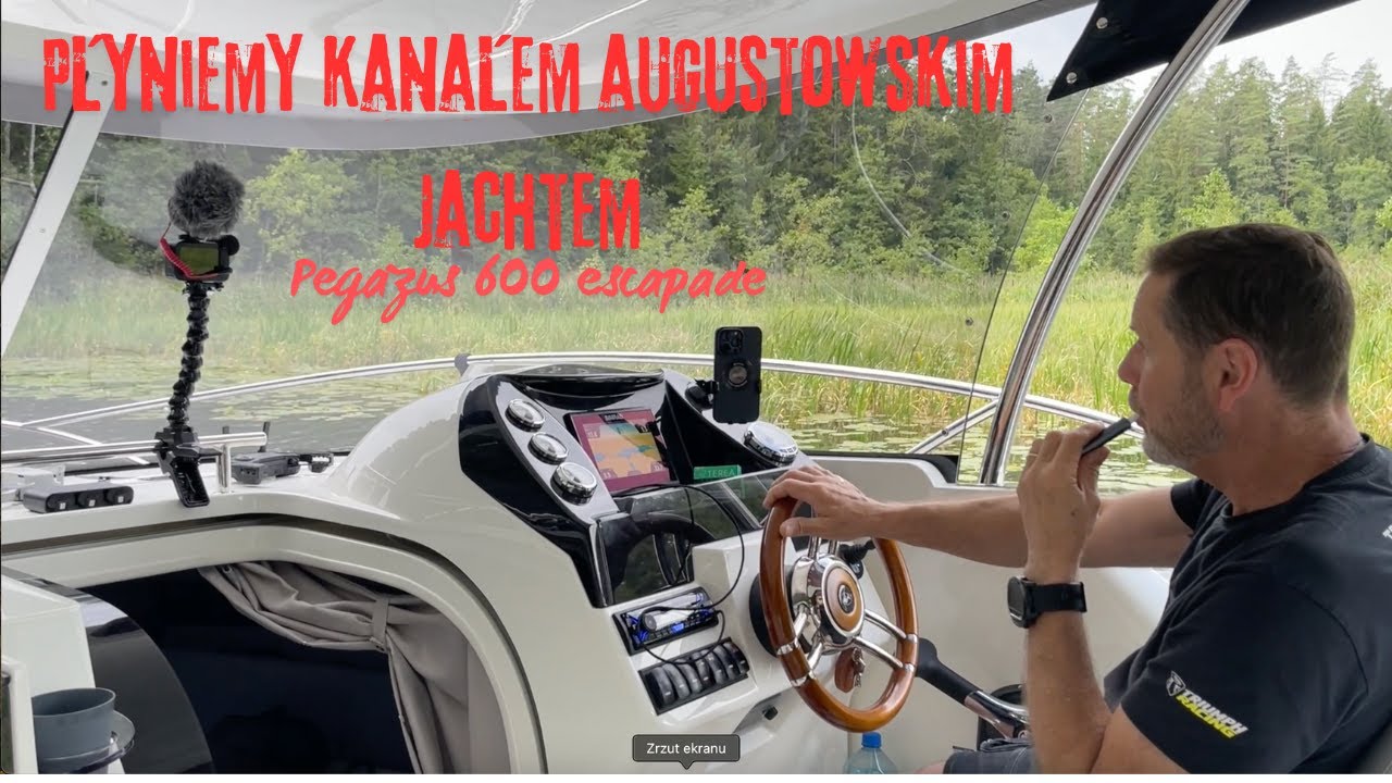 Płyniemy kanałem augustowskim jachtem PEGAZUS 600 ESCAPADE. Pokonujemy wiele śluz wodnych.