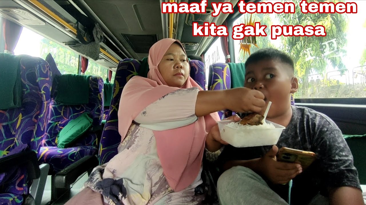 Buka bekal suapi anak Lanang didalam bis