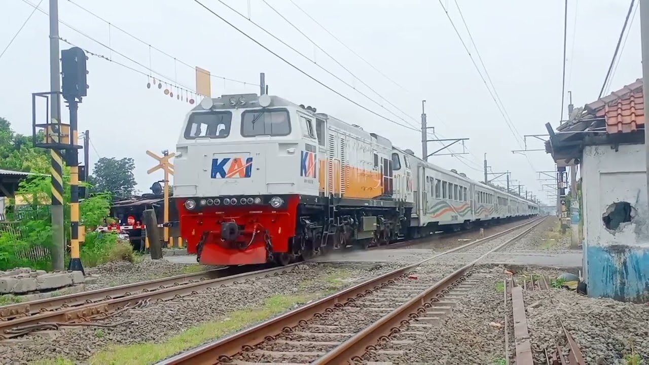 KETEMU KERETA LIVERY KEREN BANGET ‼️ HUNTING KERETA API INDONESIA di PERLINTASAN RAMAI