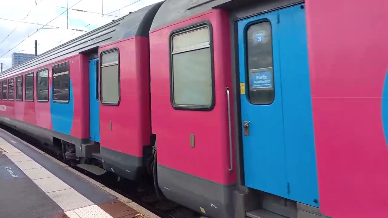 Départ d'un corail ouigo tracté par une BB 22200 béton à destination de Paris AUSTERLITZ à Rennes .