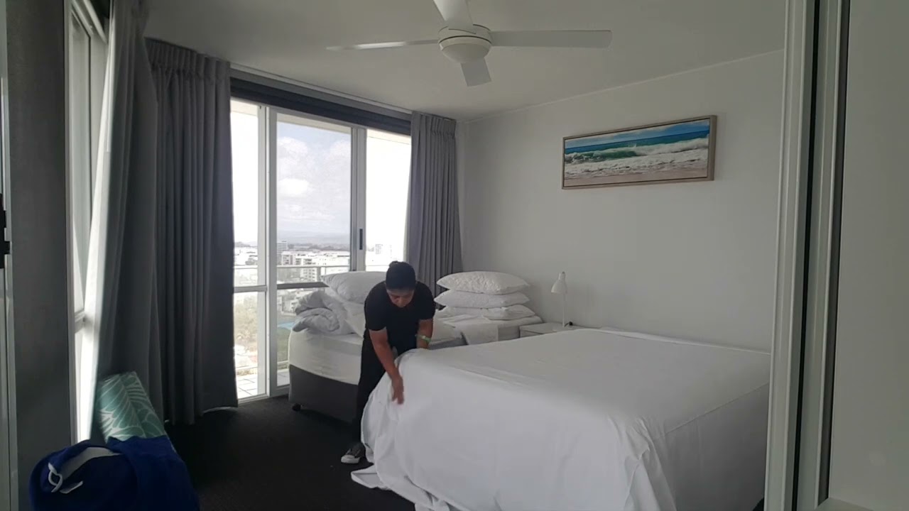 Simple tip housekeeping/ how to make neatly bed corners 