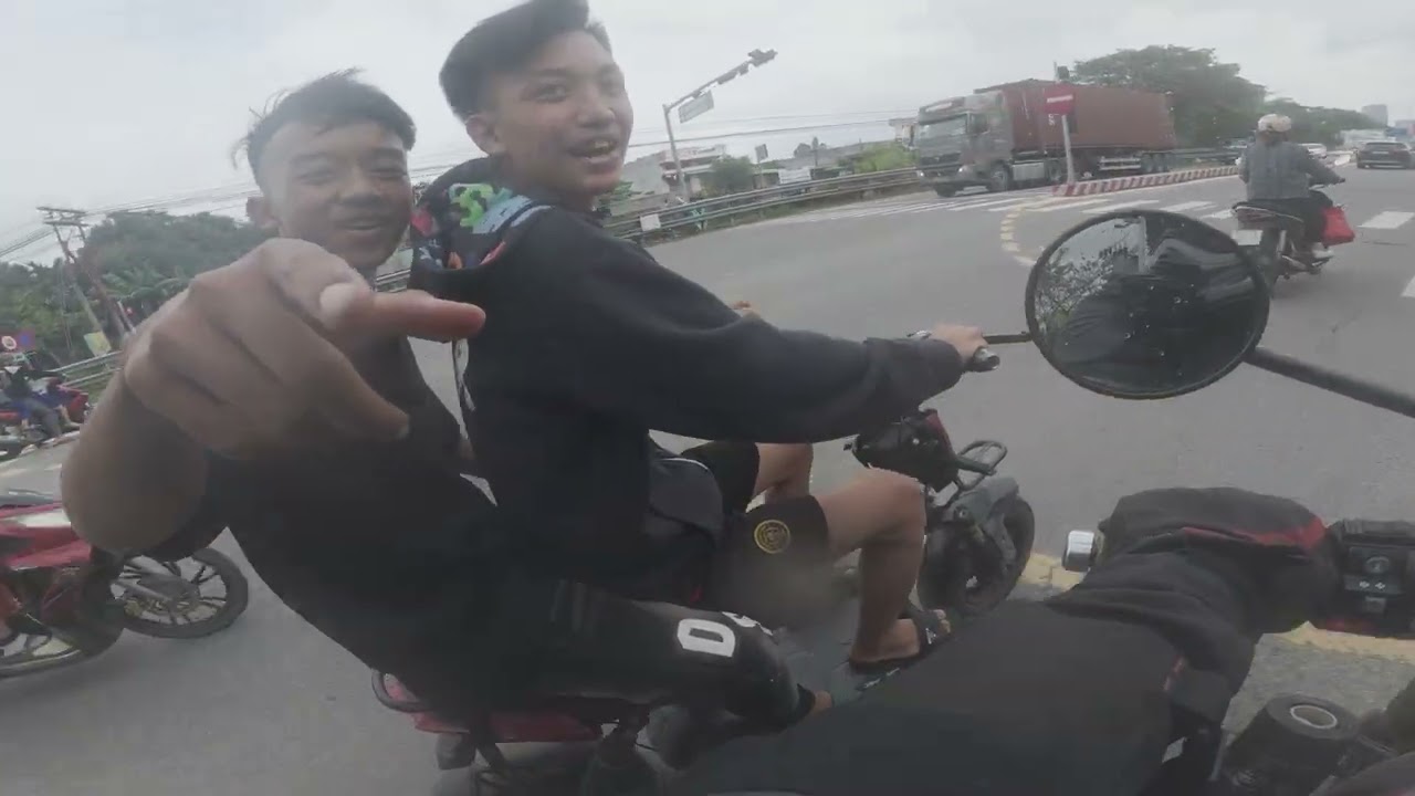 Toàn cảnh  vẻ dẹp đèo hải vân, thay nhớt va cách tìm kiếm ra  khách sạn giá tốt