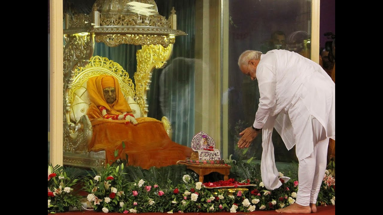 Prime Minister Narendra Modi pays Tribute to HH  Pramukh Swami Maharaj