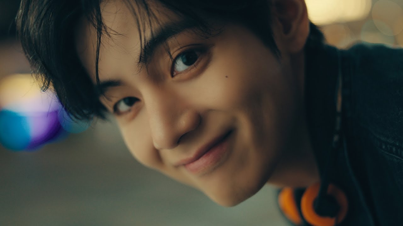 BTS・V、清掃スタッフとして働く　音楽にのってノリノリに！　「パラダイスシティ」新CM「FEEL YOUR PARADISE」編＋メーキング