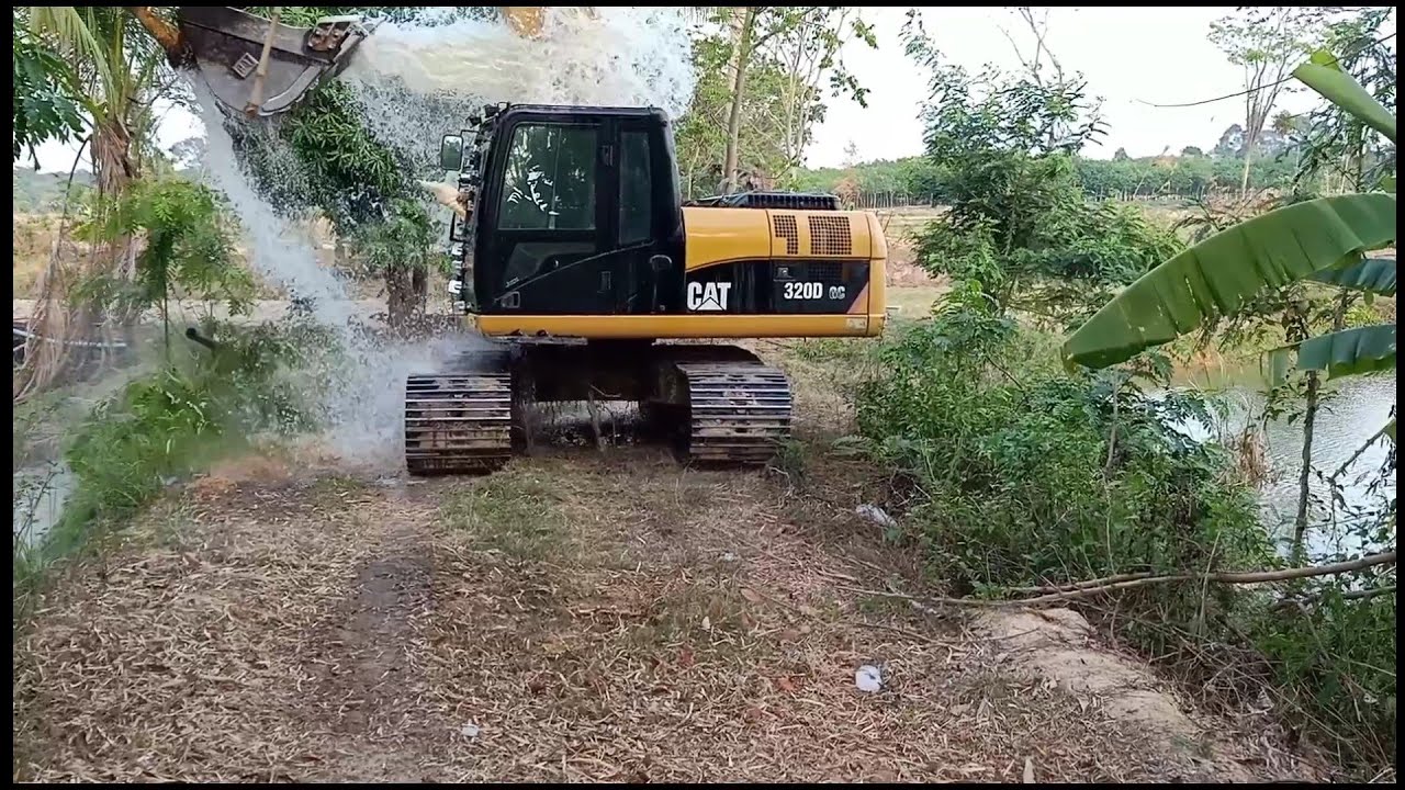 หัวหน้าจร๊ยเลิกงานแล้ว...พาเจ้าฟันปีศาจCAT320D-GCไปอาบน้ำ