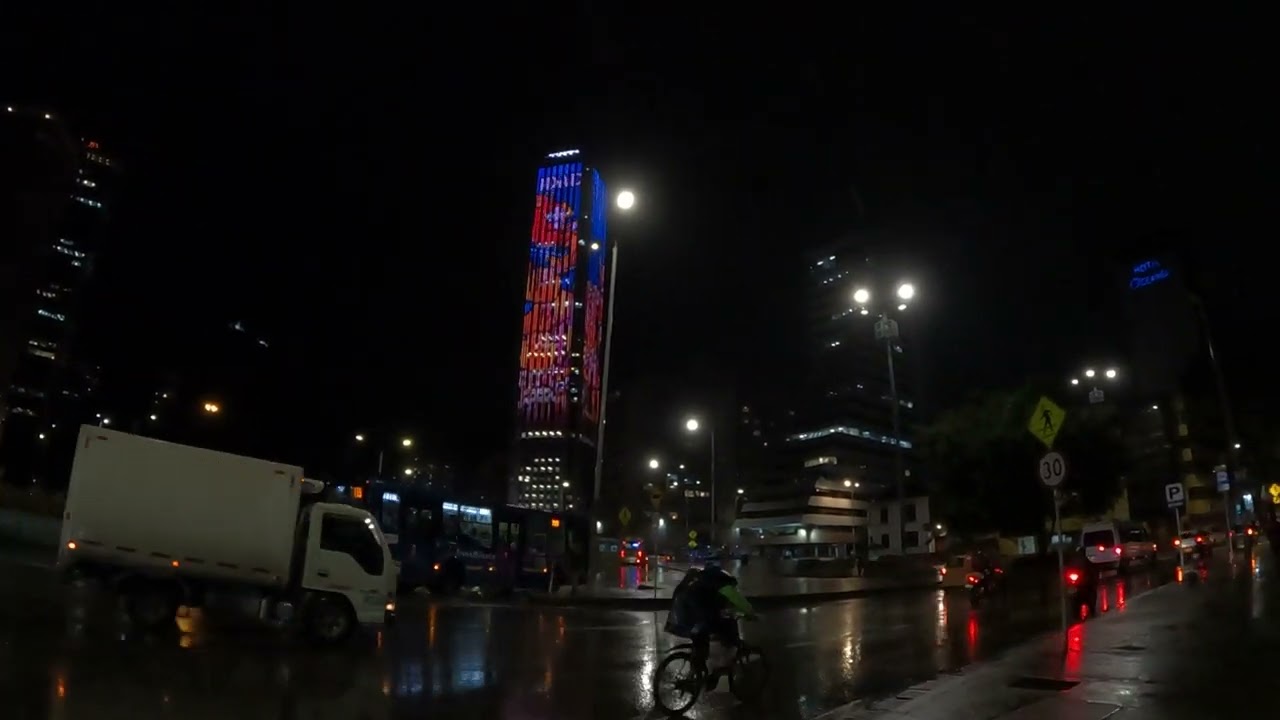 Las Calles Nocturnas de Bogot&aacute;: Una Ciudad que Despierta en la Noche ✨🌃