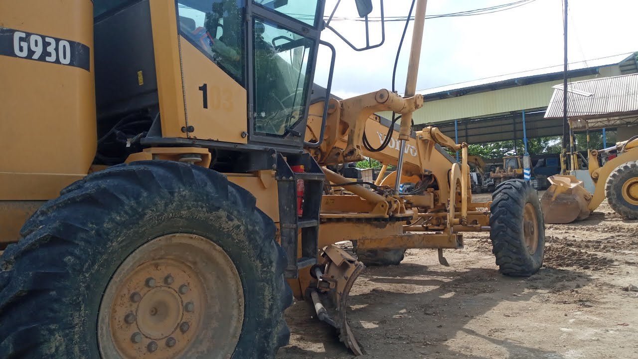 How to operate a volvo G930 road grader/Paano mag operate ng volvo G930 road grader.