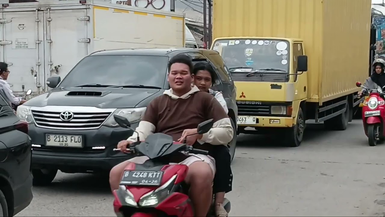 #TERNYATA kondisi lalu lintas  dijalan industri cikarang indonesia begini yaa ?