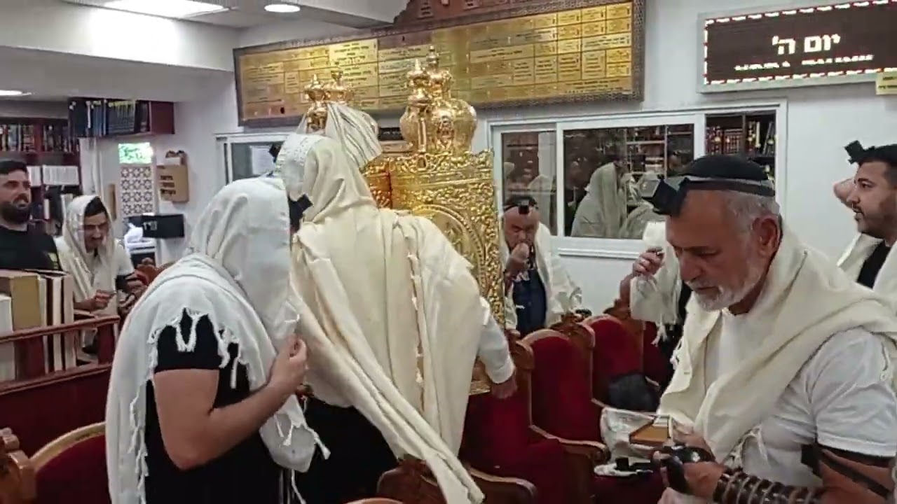 הוצאת ספר תורה וקריאה(3)