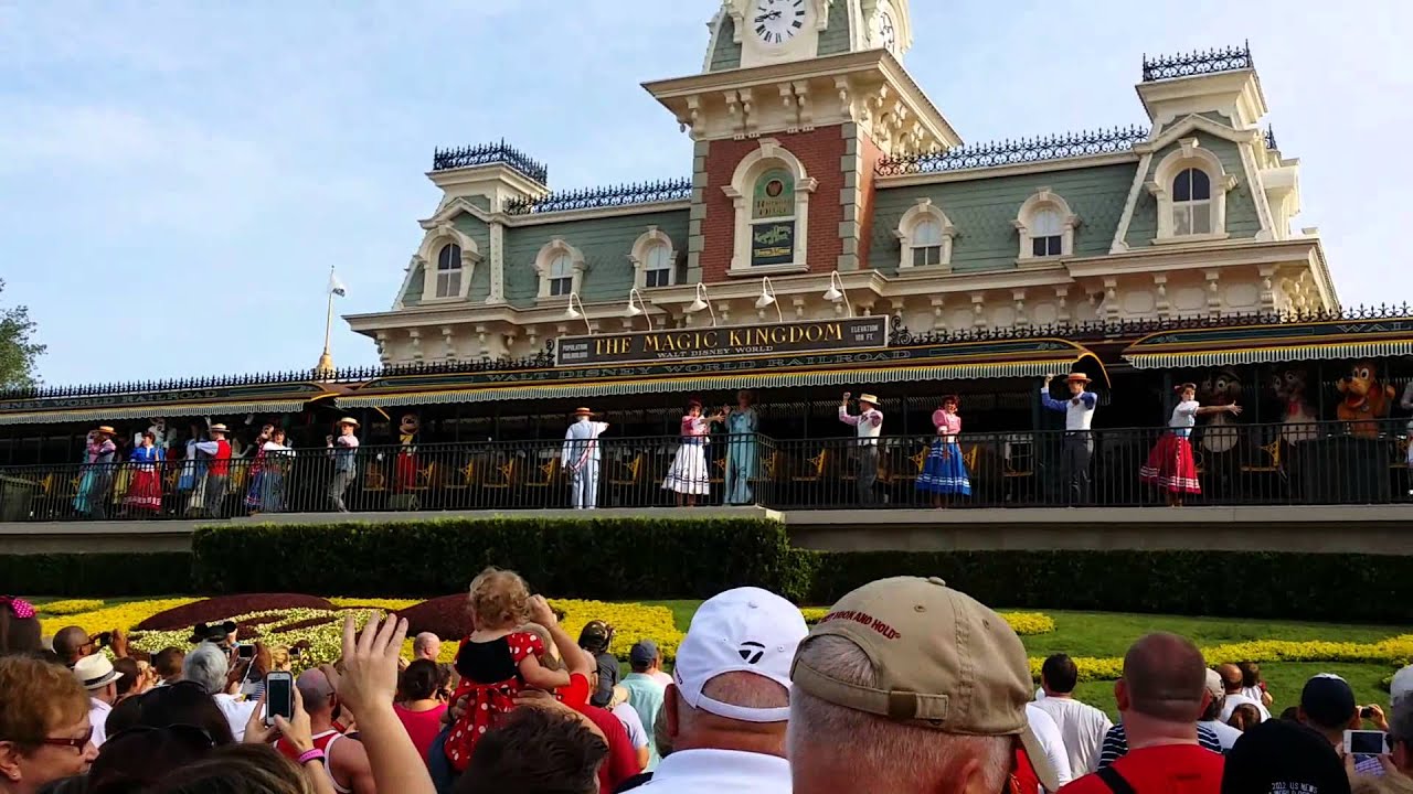 Disney Magic Kingdom welcome show with Anna & Elsa
