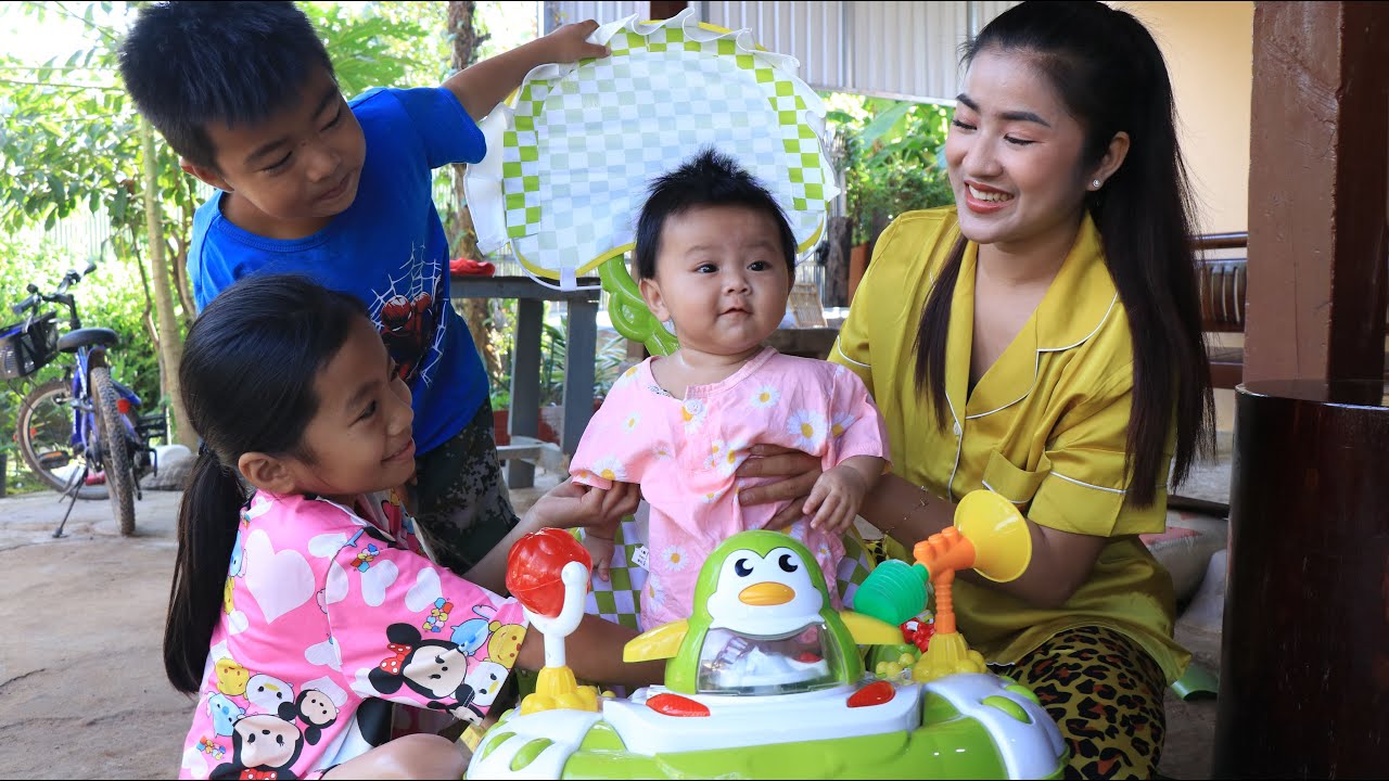 Baby girl Siv chhee enjoy with us to make banana leaves cake / Family food cooking