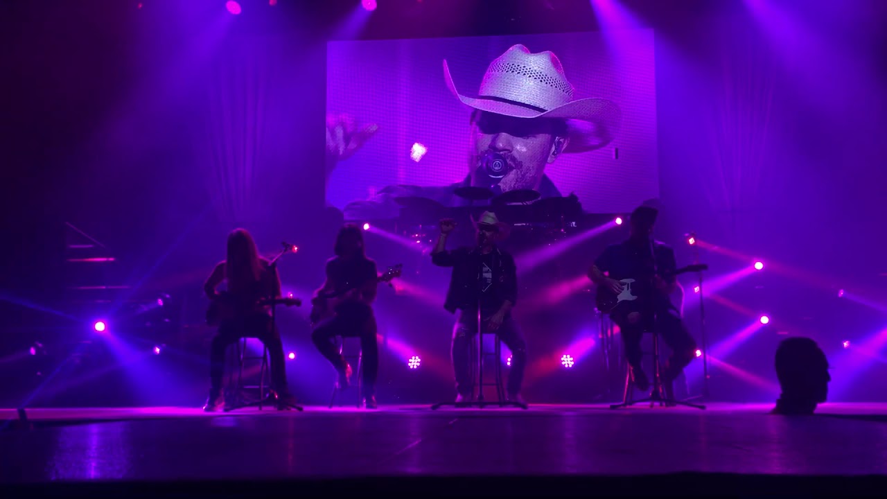 Dustin Lynch - New Girl 11/3/17