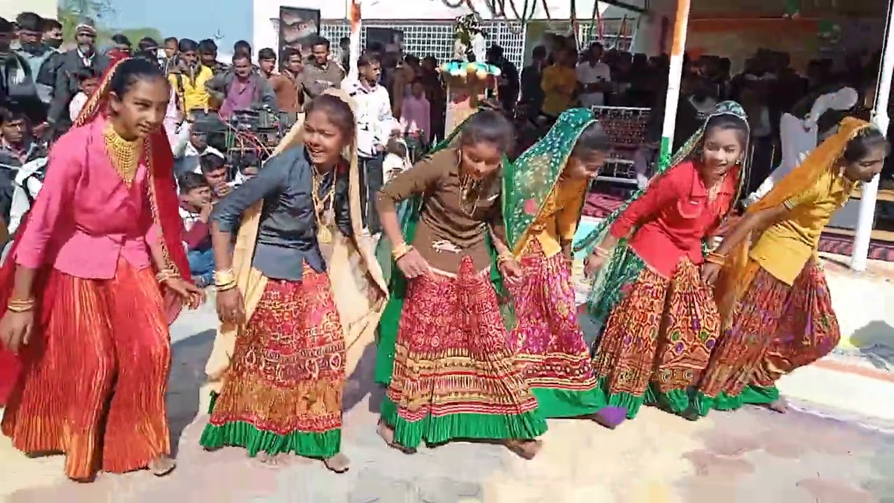 ચુવા પ્રાથમિક શાળા ની બાલીકા ઓ દેશી ઢોલના તાલે ઝૂમી ઉઠી વિડિયો થયો વાયરલ