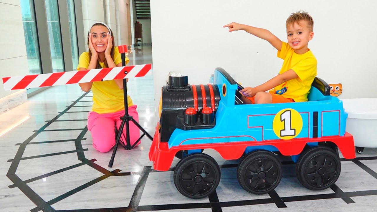Влад и Ники играют с игрушечным поездом и другими историями с малышом Крисом