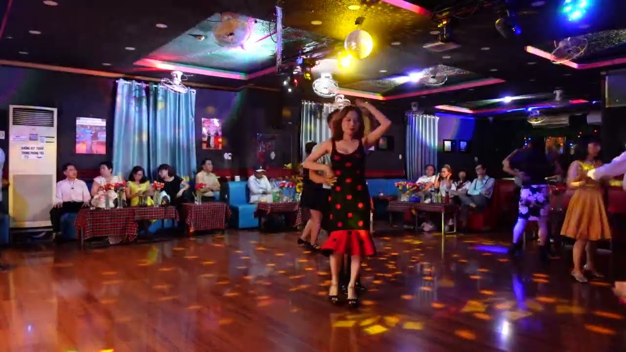 Khiêu vũ Rumba cùng Hoài - Ngọc tại sàn Music 20 Hồ Biếu Chánh Quận Phú Nhuận