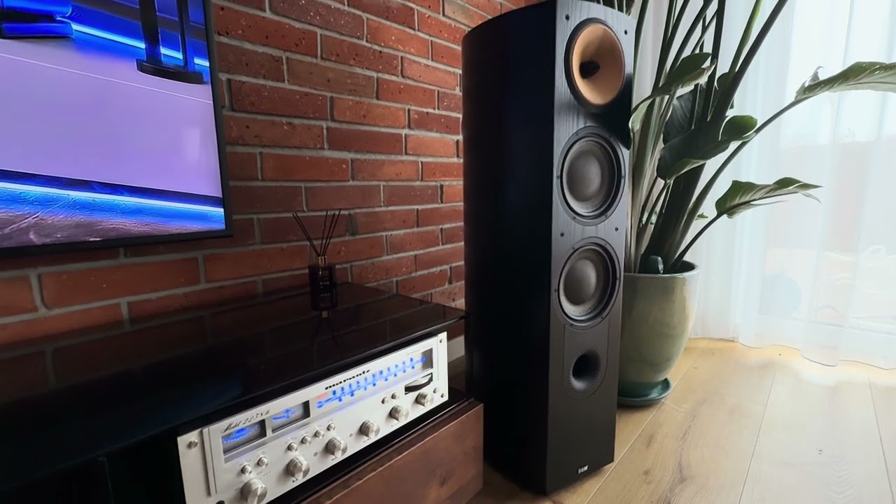 Vintage Marantz 2238b, Bowers & Wilkins Nautilus 803, chill out music
