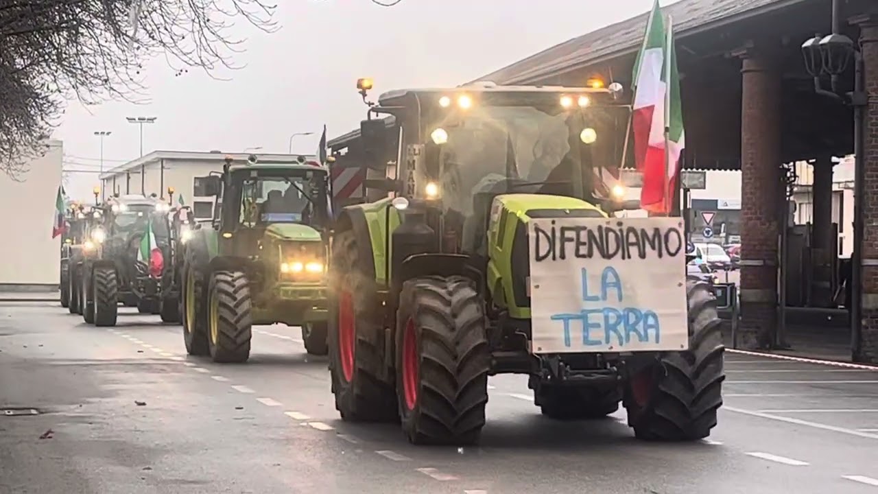Fossano, la protesta degli agricoltori: la partenza del corteo di trattori